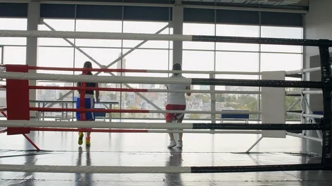 Back View of Two Sportswomen Jumping the Ropes on Boxing Ring Stockbeeldmateriaal 119091726