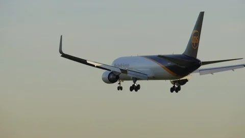 Back view of a United Parcel Service (UPS) Cargo Boeing 767 landing Видео 121345143