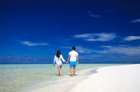 Back view of young couple on white beach. Vacation concept Foto stock