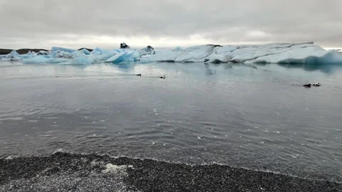 Back view of a young tourist admiring the breathtaking view of the Jokulsarlon 库存影片 338009220