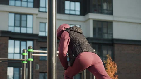 Back View Youthful Lady Split Squat Workout In Urban Park Setting 動画素材 316652231