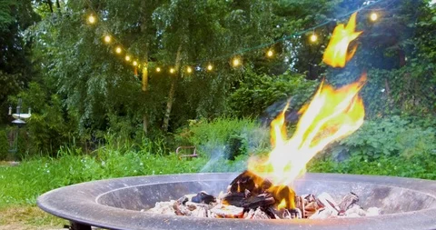 Back yard fire pit on a summer night in Seattle 스톡 동영상 91839377