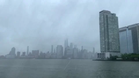 Backdrop Plate Timelapse: Low clouds obscure top of NYC Skyline on stormy day Video stock 137192977