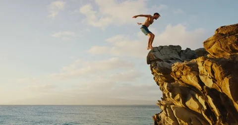 Backflip Cliff Jumping into the Ocean Stockbeeldmateriaal 84922939
