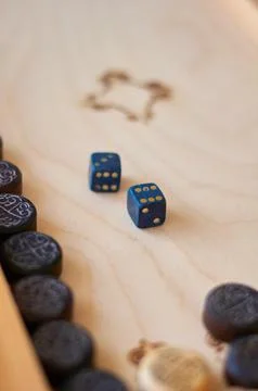 Backgammon board with chips and cubes Foto stock