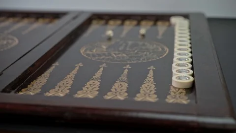 Backgammon game: Throwing dice at the beginning of the game Stockbeeldmateriaal 129517469