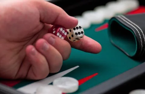 Backgammon - hand and dice - close up Foto stock