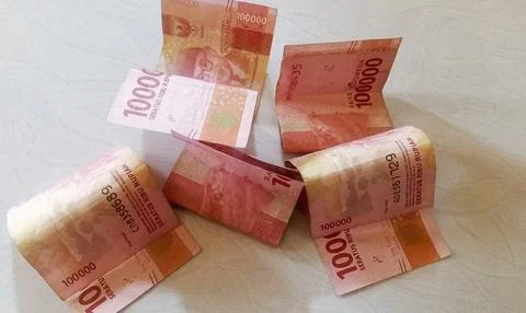 Background of 100 RB rupiah notes scattered on the floor 写真素材