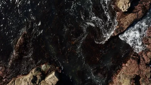 Background aerial view waves splashing up rocks 動画素材 112029388