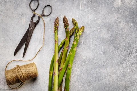 Background with asparagus and scissors Fotos de archivo
