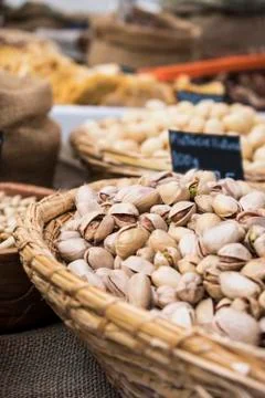 Background of basket of pistachios without shells on market, selective focus Foto stock