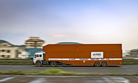 Background blur, selective focus, pan image of a speeding long trailer truck. Foto stock