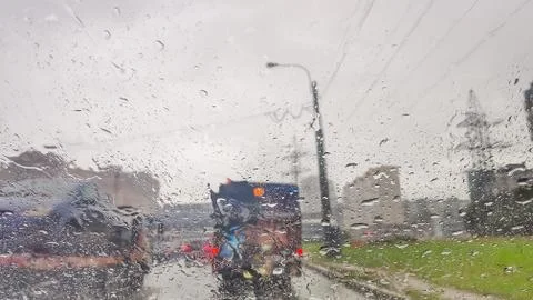 Background is blurred, raindrops on the windscreen to car. Water droplets on the Foto stock