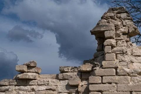 The background is brick. Old brick structure. Ruins against a stormy dark blu Foto stock