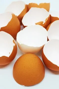 Background of broken white and brown shell chicken eggs vertical format Stock Photos
