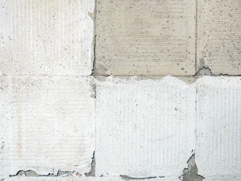 Background of broken white tiles. The wall needs repairs. The concept of ru.. Foto stock