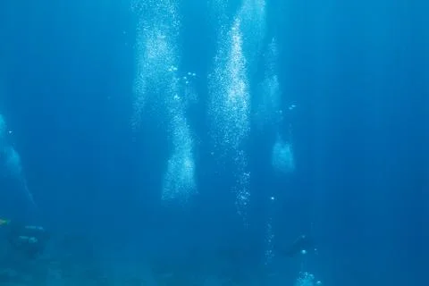 Background of bubbles of divers in deep water Foto stock