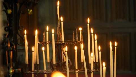 Background candles burning in the Church 库存影片 95907197