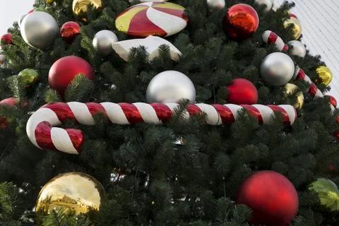 Background of  christmass tree decorated with candy and balls Foto stock