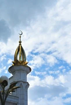 A background with clouds and a tower of Kul Sharif Mosque, one of the large.. Foto stock