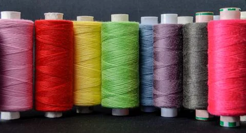 Background of colorful spools of thread Foto stock