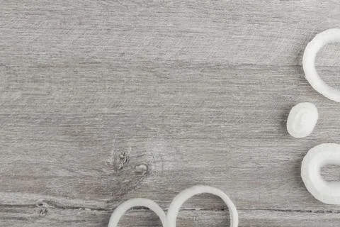 Background composition: onion rings are located at the edge of the frame Foto stock