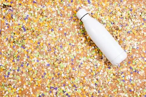 Background of confetti with elements related to the carnival and summer Foto stock