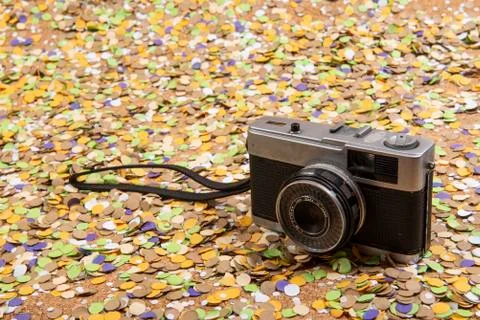Background of confetti with elements related to the carnival and summer Foto stock