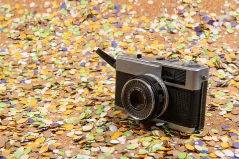 Background of confetti with elements related to the carnival and summer Foto stock