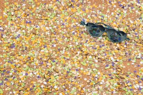 Background of confetti with elements related to the carnival and summer Foto stock