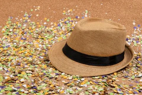 Background of confetti with elements related to the carnival and summer Foto stock