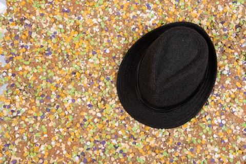 Background of confetti with elements related to the carnival and summer Foto stock