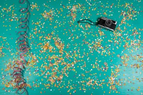 Background of confetti with elements related to the carnival and summer Foto stock