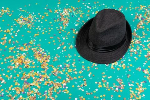 Background of confetti with elements related to the carnival and summer Foto stock