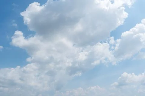 Background of dark clouds before a thunder-storm Stockfoto's