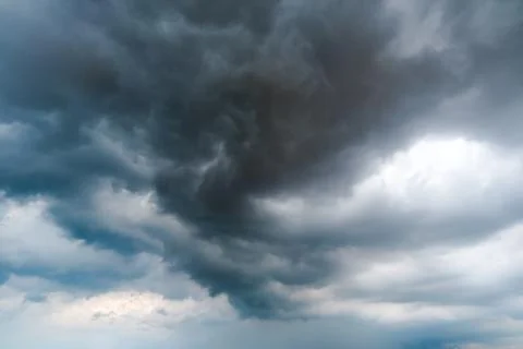 Background of dark clouds before a thunder-storm Stockfoto's