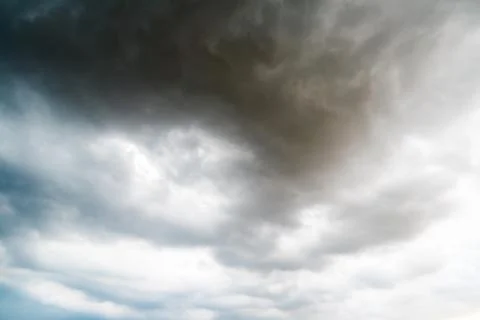Background of dark clouds before a thunder-storm Stockfoto's