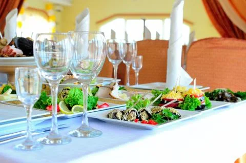 Background decorated table with dishes Foto stock
