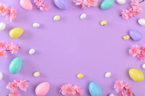 Background with Easter colored eggs on a purple background. Фото