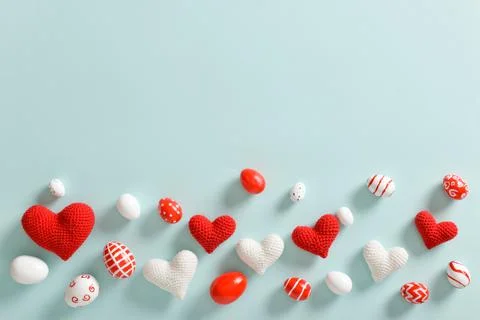 Background with Easter eggs in red and white. 库存照片