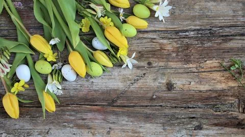 Background easter. A yellow tulips and easter eggs on a wooden rustic backgro 스톡 사진