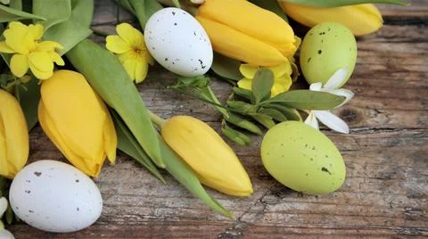 Background easter. A yellow tulips and easter eggs on a wooden rustic backg.. Foto stock