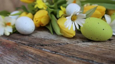 Background easter. A yellow tulips and easter eggs on a wooden rustic backg.. Foto stock