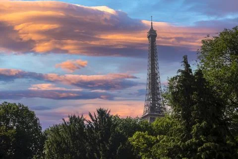 Background of the Eiffel Tower in Paris under a beautiful sky. 스톡 사진
