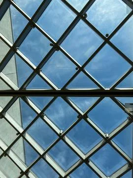 Background elements of the grid with a view of the blue sky. Foto stock