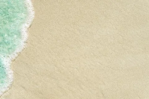 Background with emerald wave on white sand. Foto stock