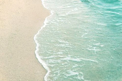 Background with emerald wave on white sand. Foto stock
