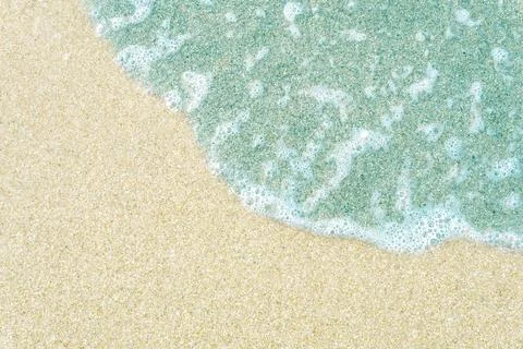Background with emerald wave on white sand. Foto stock