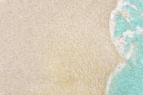Background with emerald wave on white sand. Foto stock