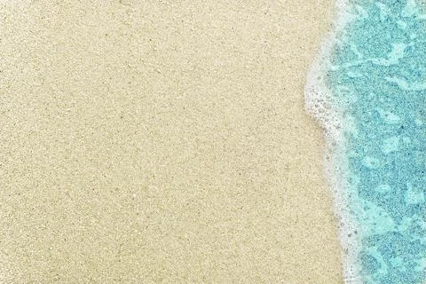 Background with emerald wave on white sand. Foto stock